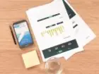 Material design - telefon, długopis, projekt strony na kartkach A4 na blacie