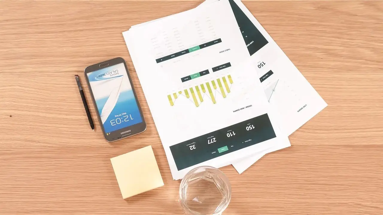 Material design - telefon, długopis, projekt strony na kartkach A4 na blacie