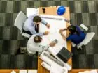Na zdjęciu zespół opracowuje model zarządzania