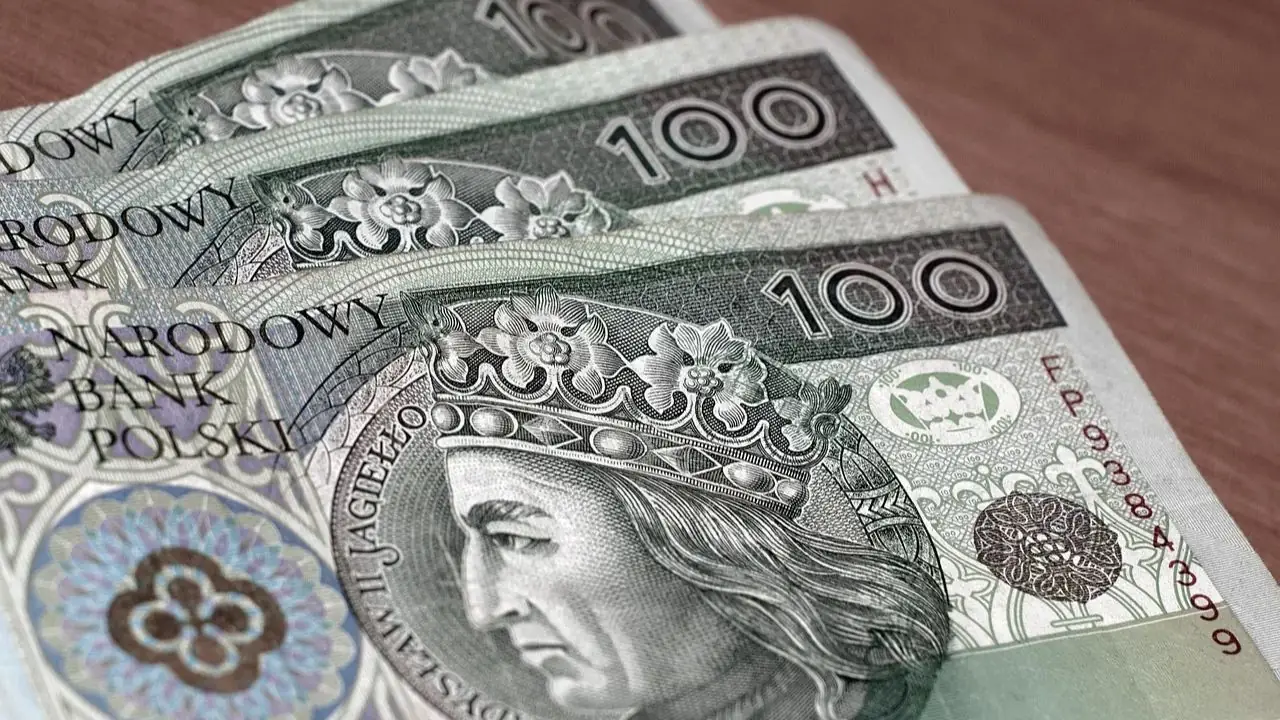 Najniższa krajowa obecnie - banknoty 100 zł