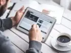 Przekierowanie 301 - mężczyzna używający tabletu