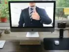 Webinar - mężczyzna z uniesionym kciukiem na ekranie