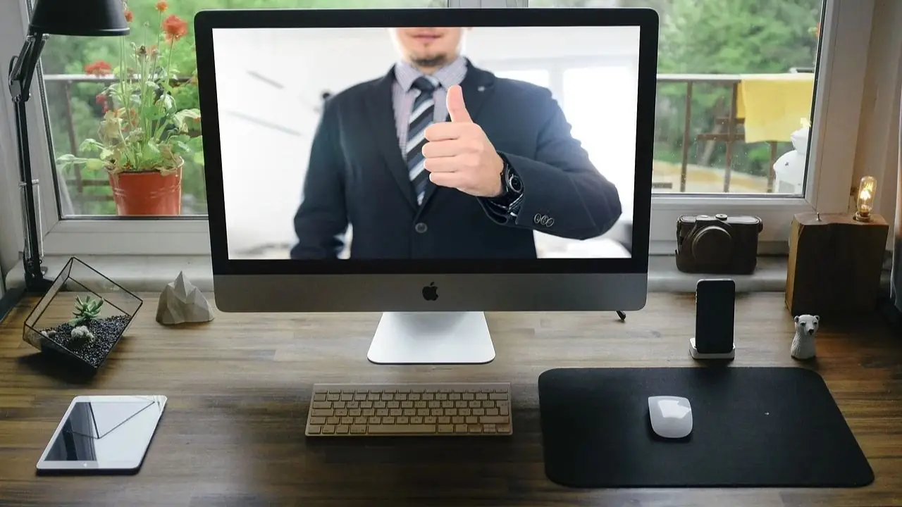 Webinar - mężczyzna z uniesionym kciukiem na ekranie