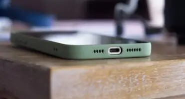 Aplikacje natywne - telefon na blacie