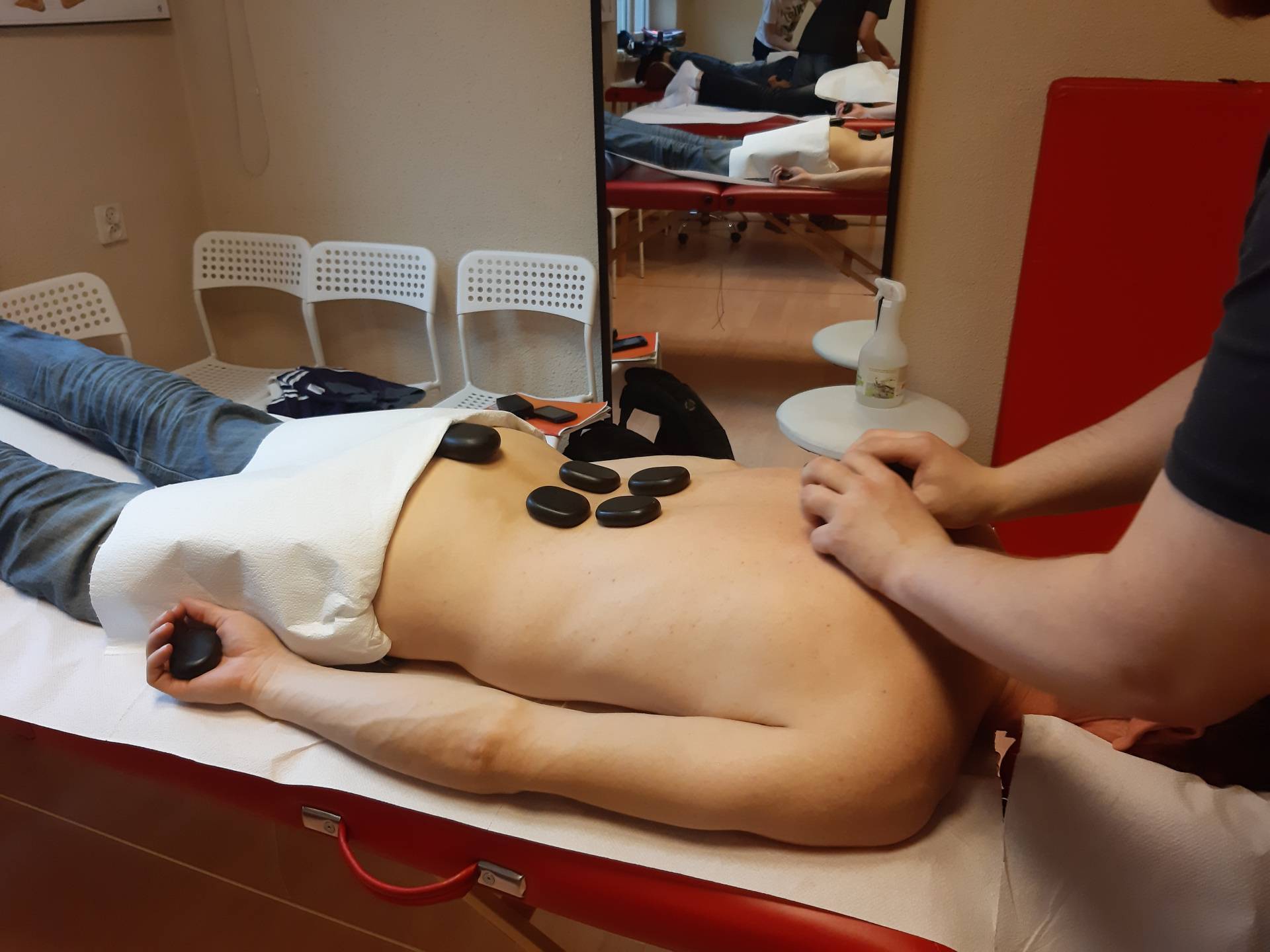 kamienie masażowe na plecach pacjenta